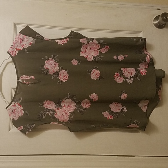 Women's Sleeveless Blouse - Picture 2 of 8